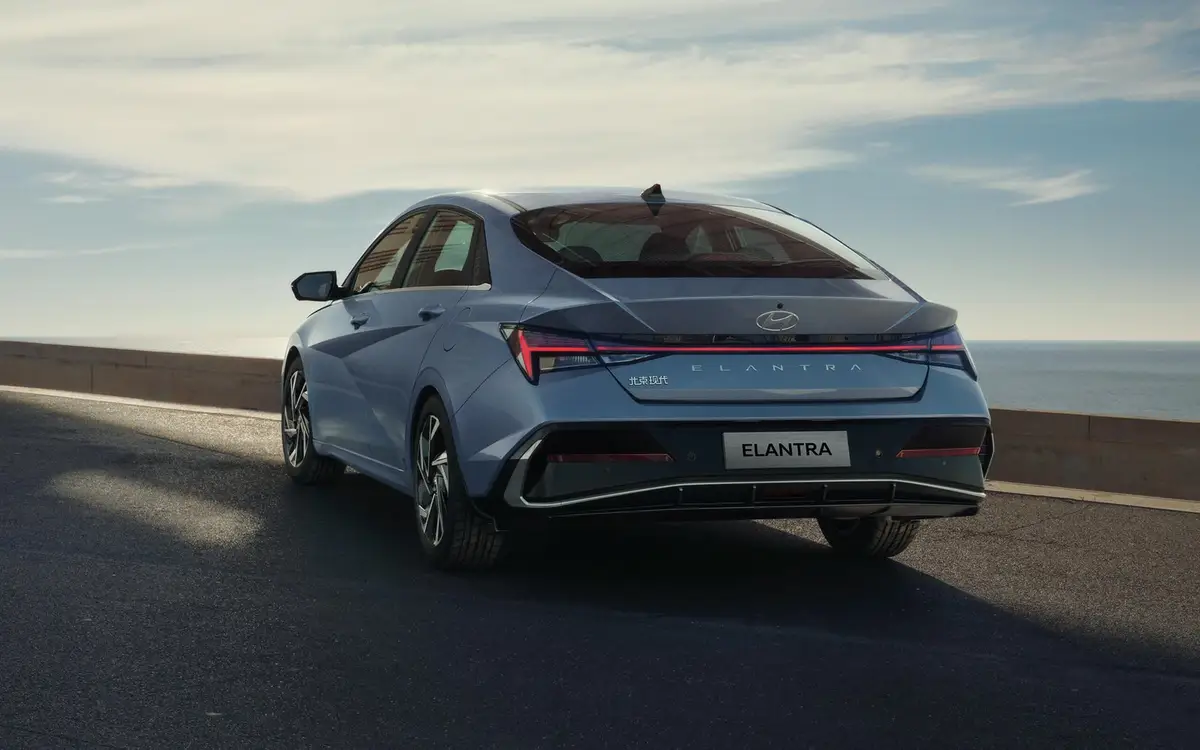 Заказ бензиновых и дизельных автомобилей из Китая — Hyundai Elantra, вид сзади три четверти