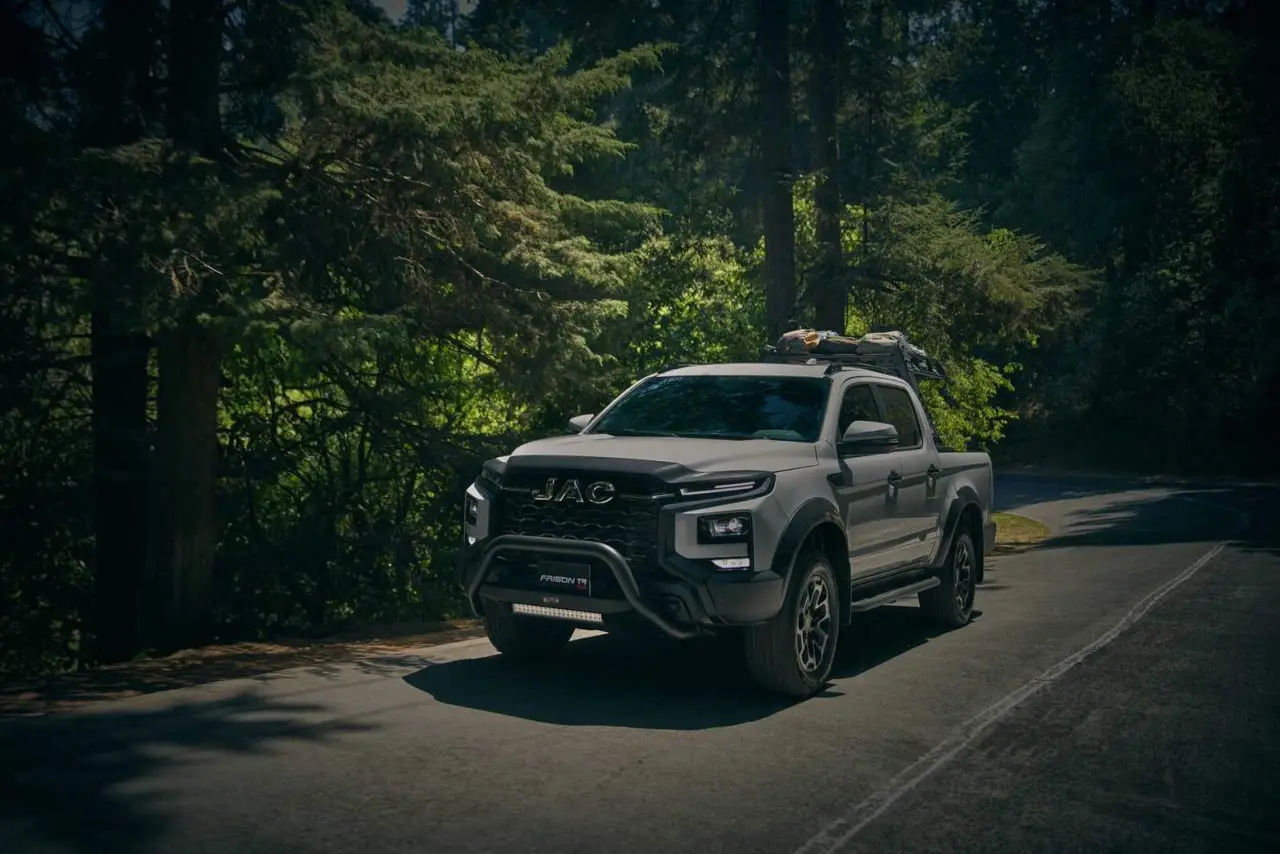 JAC T9 (ДЖАК T9) из Китая под заказ — Серый в лесу, вид спереди в три четверти