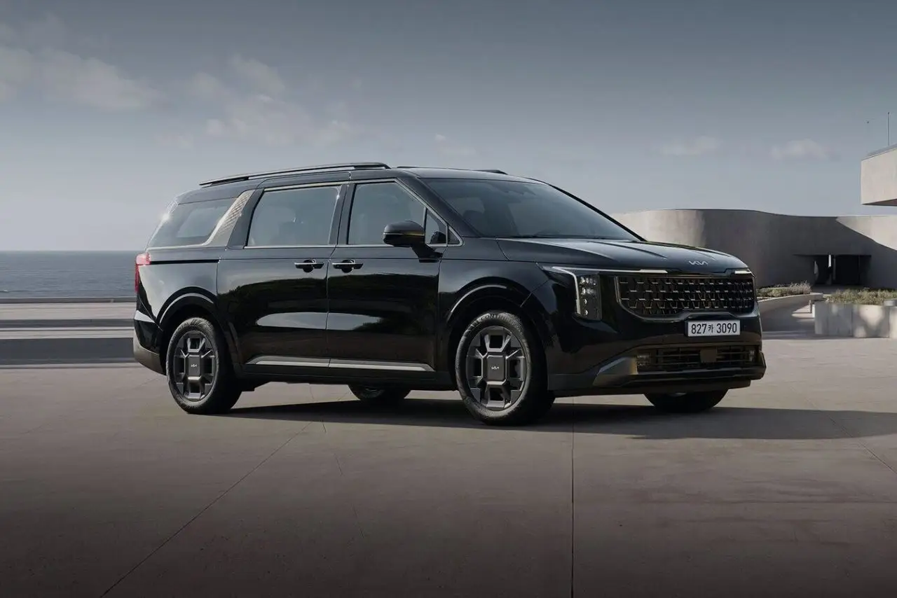 Kia Carnival (Киа Карнивал) из Кореи под заказ — вид спереди в три четверти