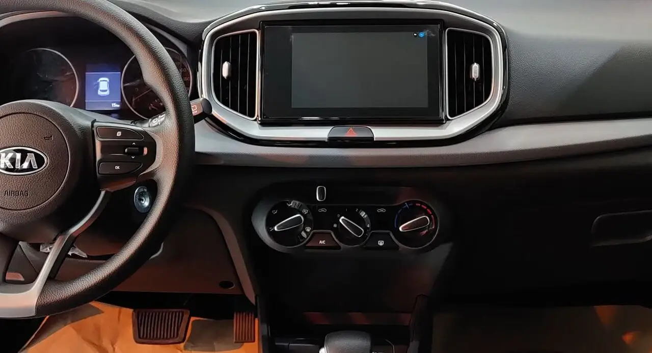 Kia KX1 (Киа KX1) из Китая под заказ — Салон с левым рулём и центральным экраном