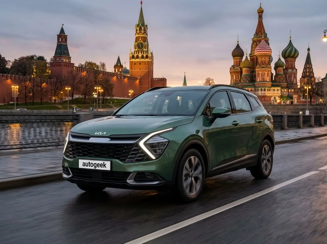 Зелёный кроссовер Kia Sportage на брусчатке у Кремля вечером