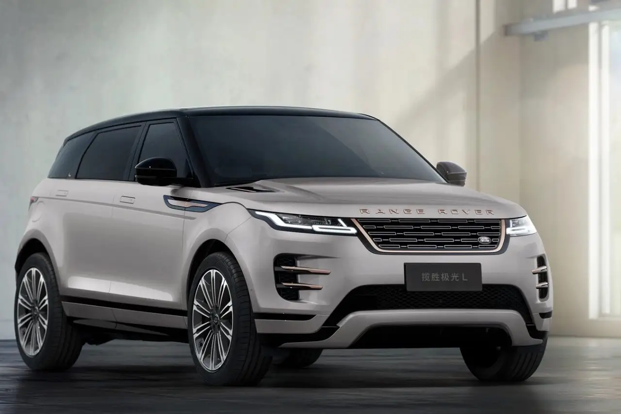 Land Rover Range Rover Evoque из Китая под заказ — серебристый кроссовер, вид спереди в три четверти во дворе