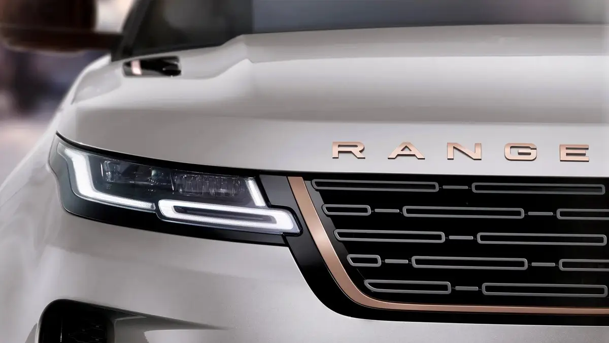 Land Rover Range Rover Evoque из Китая под заказ — фара и решётка радиатора крупным планом