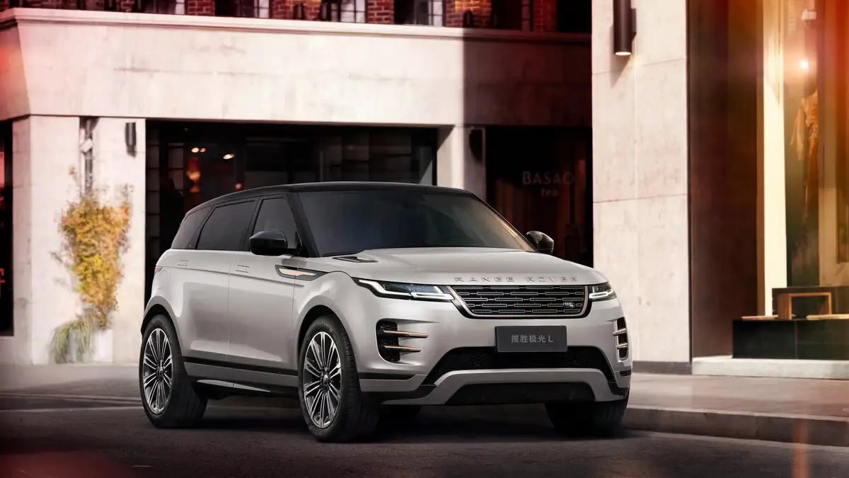 Land Rover Range Rover Evoque из Китая под заказ — серебристый кроссовер у входа в здание, вид спереди в три четверти