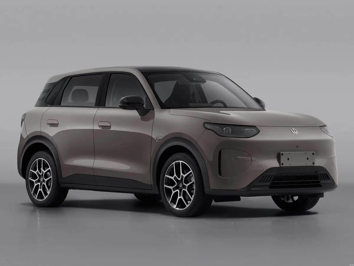 Leapmotor A10 (Липмотор A10) из Китая под заказ — серый кроссовер, вид спереди в три четверти