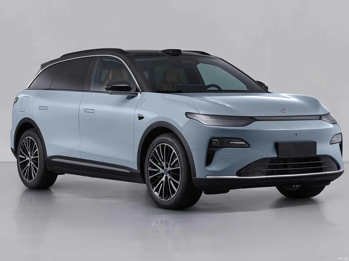 Leapmotor C11 из Китая под заказ — голубой кроссовер, вид спереди в три четверти слева