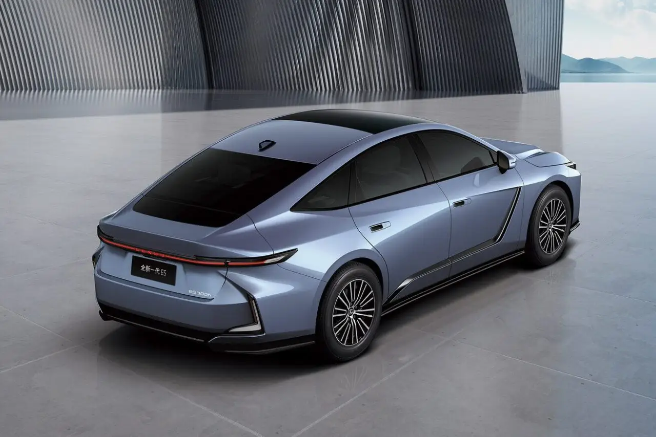 Lexus ES (Лексус ES) из Китая под заказ — вид спереди в три четверти