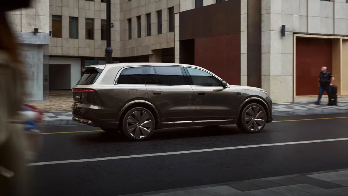 Lixiang L9 (Лисян L9) из Китая под заказ — Li Auto L9 — вид спереди в три четверти