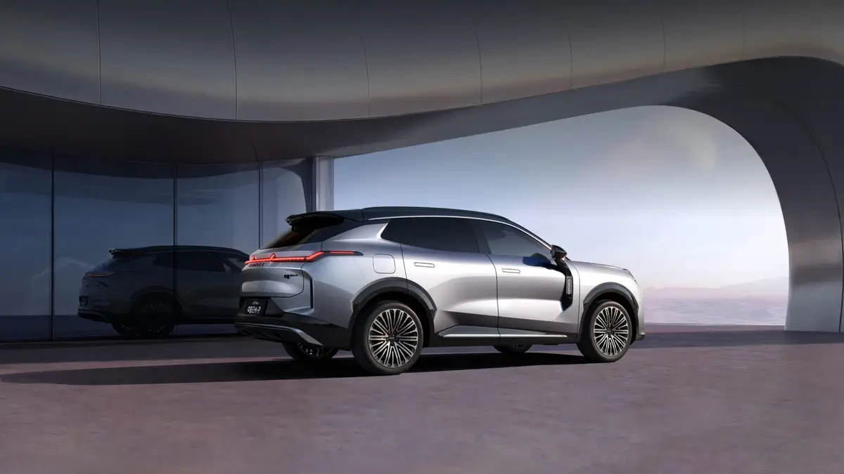 Lynk & Co 08 из Китая под заказ — серебристый кроссовер, вид сзади в три четверти