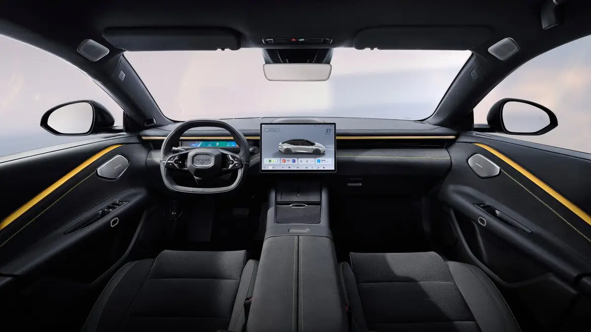Lynk & Co 10 EM-P из Китая под заказ — Салон: три экрана и проекция 25,6 дюйма на лобовое стекло