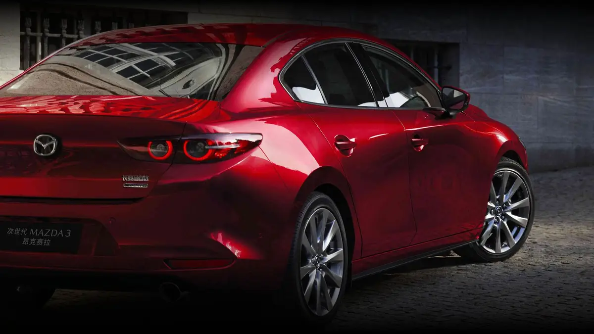 Mazda 3 (Мазда 3) из Китая под заказ — Axela, вид сзади три четверти
