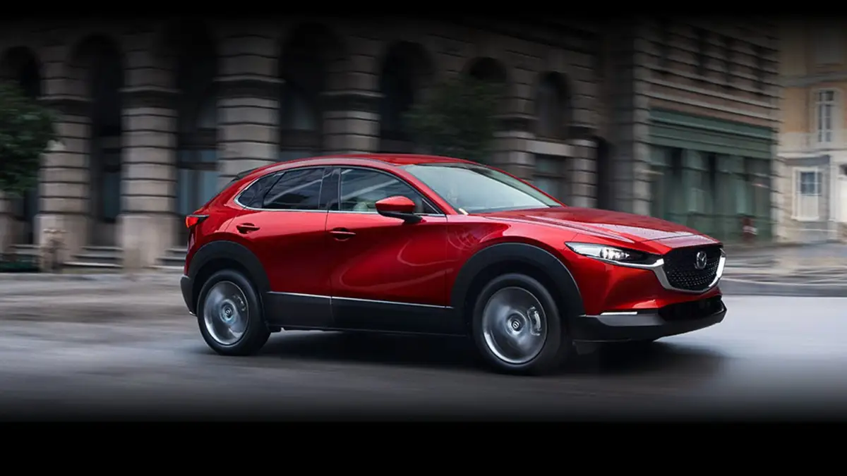Mazda CX-30 (Мазда CX-30) из Китая под заказ — Красная на городской улице, вид спереди в три четверти