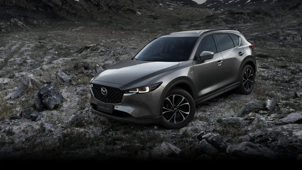 Mazda CX-5 (Мазда CX-5) из Китая под заказ — серый кроссовер на каменистой дороге