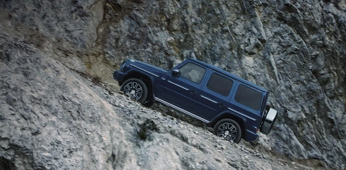 Mercedes-Benz G-Class (Мерседес G-Класс) из Китая под заказ — спуск по каменистому склону, вид сверху