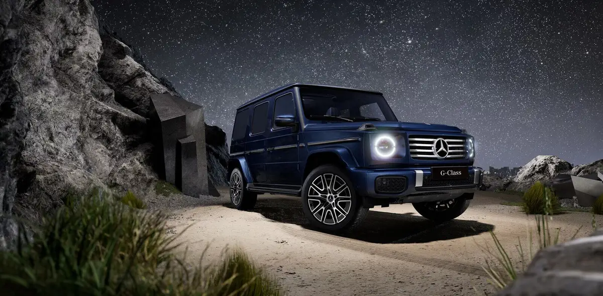 Mercedes-Benz G-Class (Мерседес G-Класс) из Китая под заказ — вид спереди в три четверти на каменистой дороге ночью