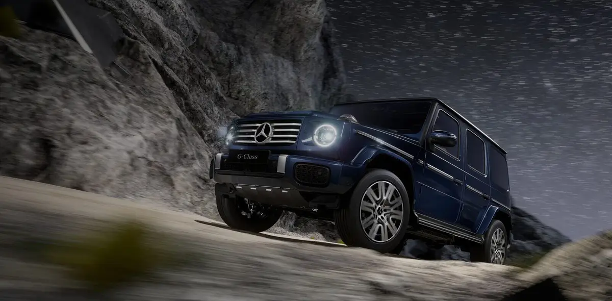 Mercedes-Benz G-Class (Мерседес G-Класс) из Китая под заказ — вид спереди в три четверти на подъёме под звёздным небом