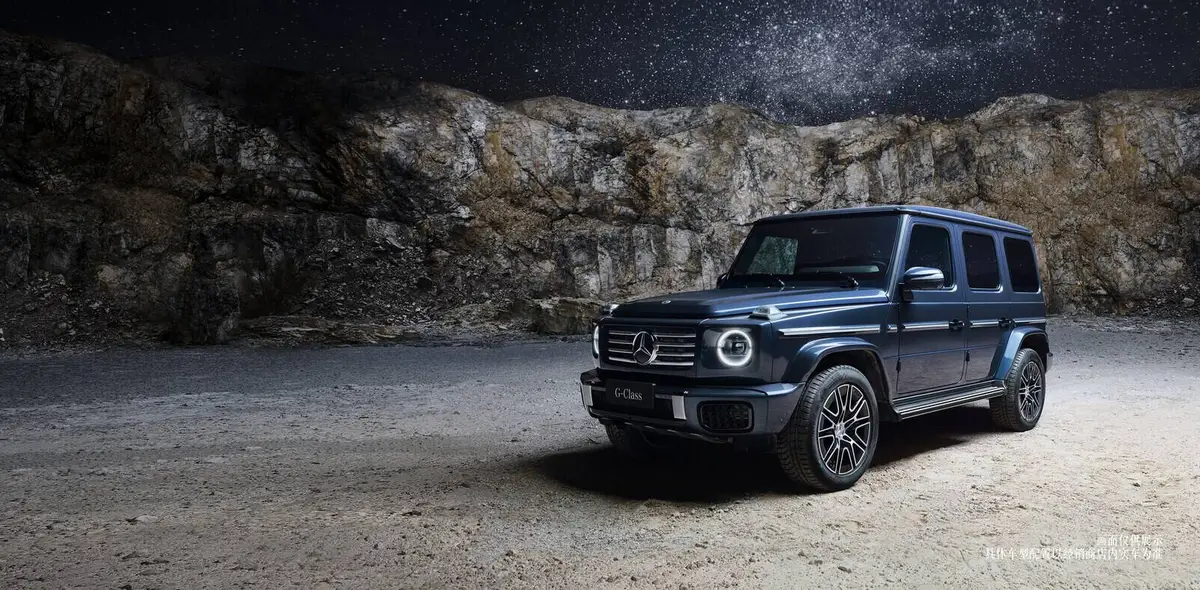 Mercedes-Benz G-Class (Мерседес G-Класс) из Китая под заказ — вид спереди в три четверти у скальной стены