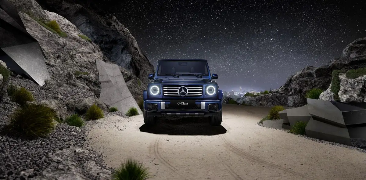 Mercedes-Benz G-Class (Мерседес G-Класс) из Китая под заказ — вид спереди с включёнными фарами ночью