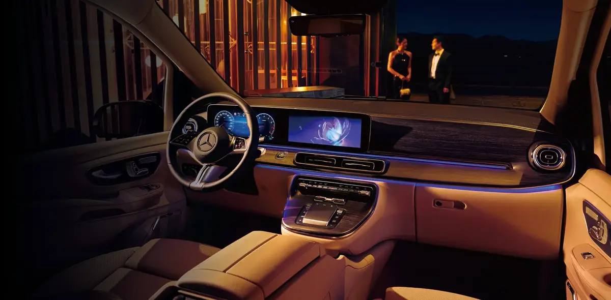Mercedes-Benz V-Class 300L из Китая под заказ — место водителя и экраны