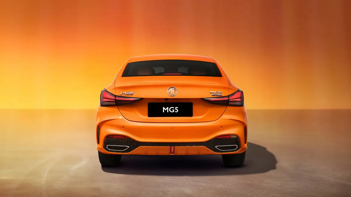 MG 5 (МГ 5) из Китая под заказ — оранжевый седан, вид сзади