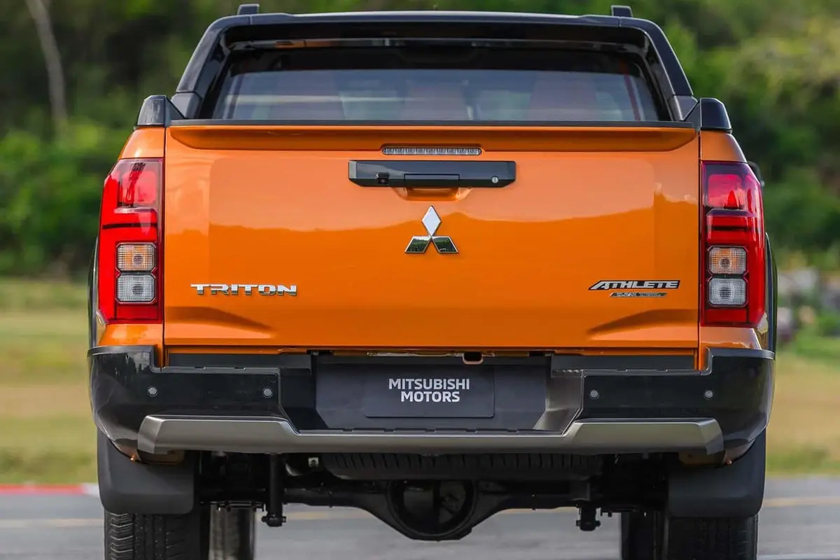 Mitsubishi L200 (Митсубиси L200) из ОАЭ под заказ — оранжевый пикап, вид сзади