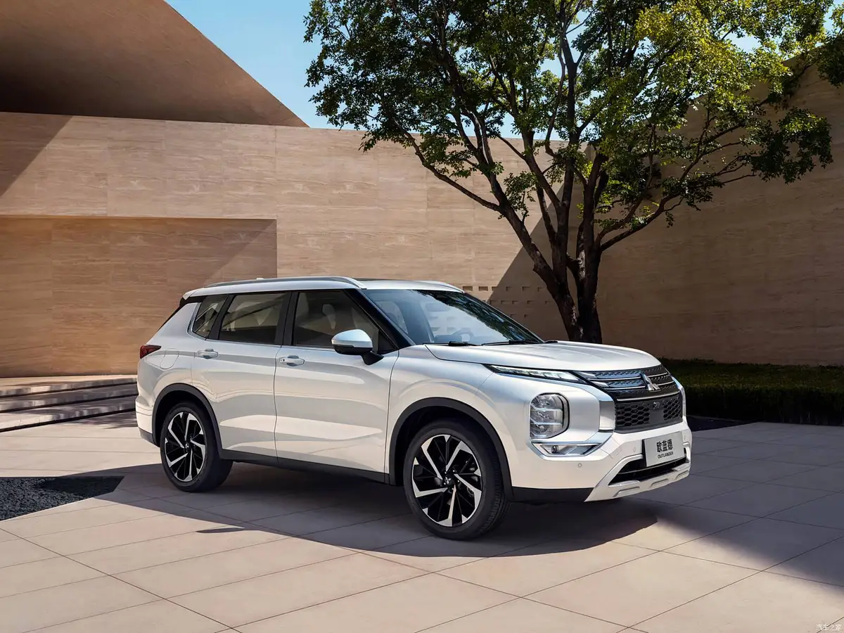 Mitsubishi Outlander (Митсубиси Outlander) из ОАЭ под заказ — вид спереди в три четверти