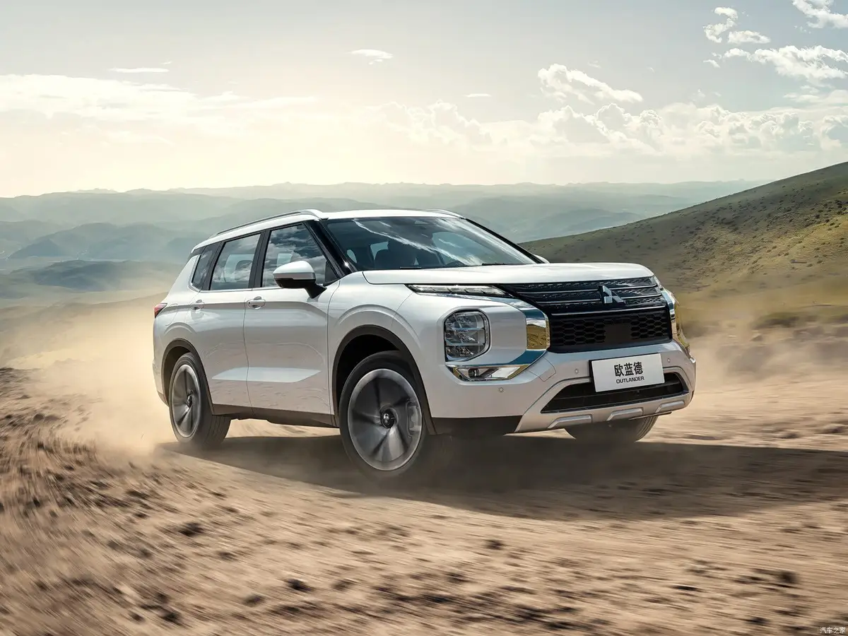 Mitsubishi Outlander (Митсубиси Outlander) из ОАЭ под заказ — Чем нынешний Аутлендер отличается от третьего