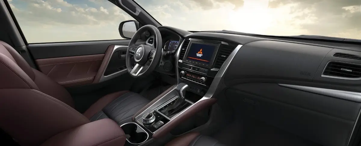 Mitsubishi Pajero Sport (Митсубиси Паджеро Спорт) из ОАЭ под заказ — передняя панель и экран мультимедиа, левый руль