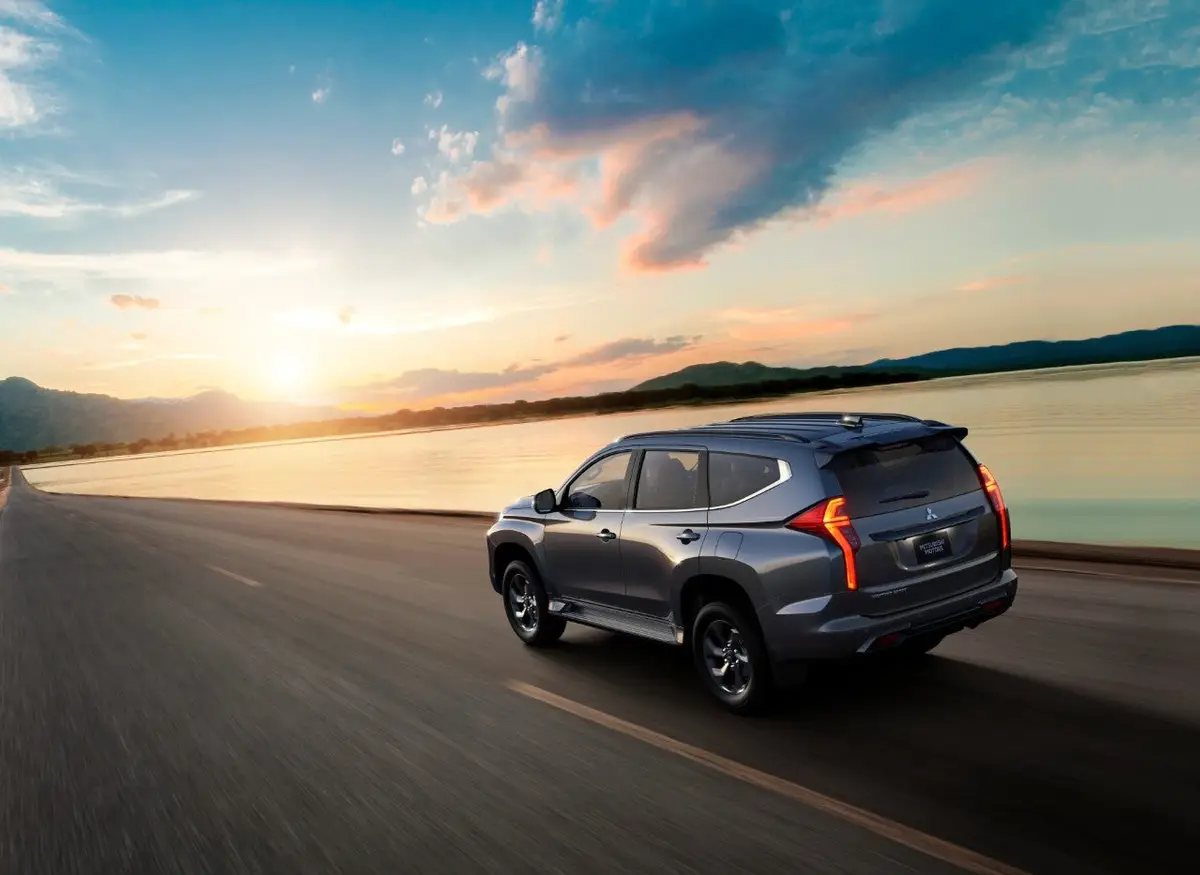 Mitsubishi Pajero Sport (Митсубиси Паджеро Спорт) из ОАЭ под заказ — сзади в три четверти на дороге
