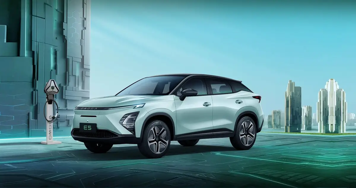Omoda E5 (Омода E5) из Китая под заказ — вид спереди в три четверти