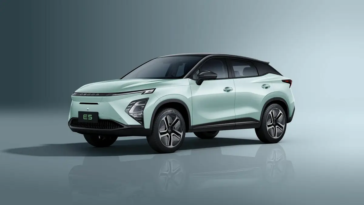 Omoda E5 (Омода E5) из Китая под заказ — вид спереди сбоку