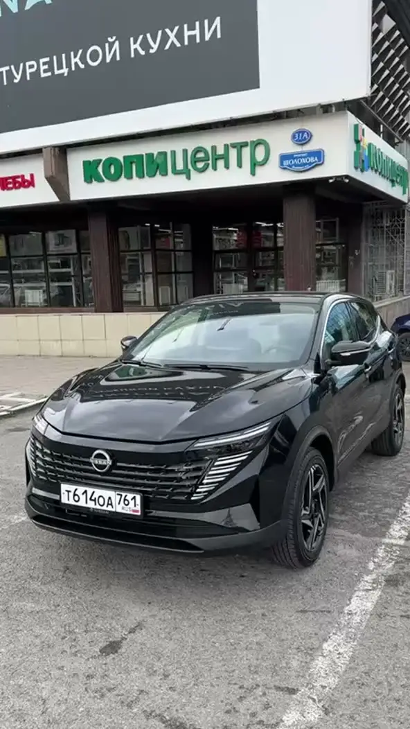 Чёрный Nissan Qashqai с российскими номерами у торгового центра