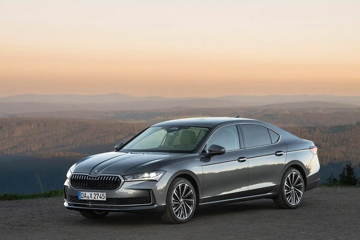 Skoda Superb (Шкода Суперб) из Китая под заказ — седан, вид спереди в три четверти