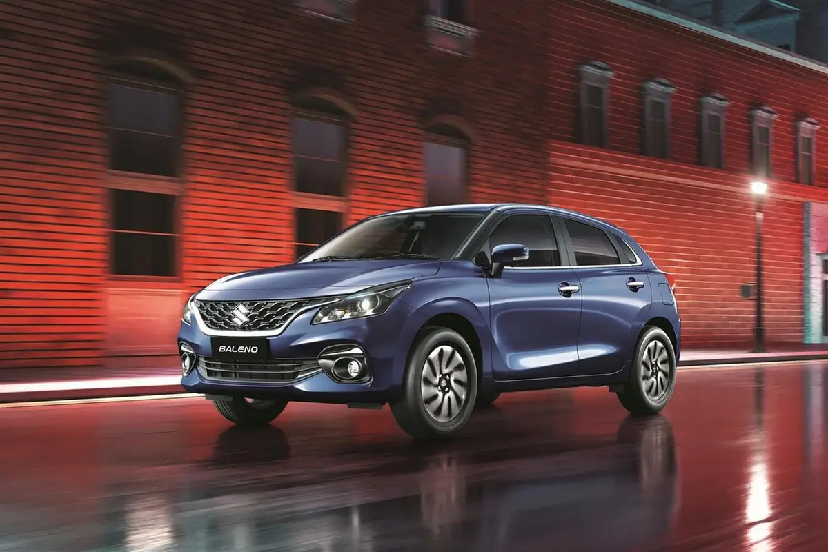 Suzuki Baleno (Сузуки Балено) из ОАЭ под заказ — синий хэтчбек, вид спереди в три четверти