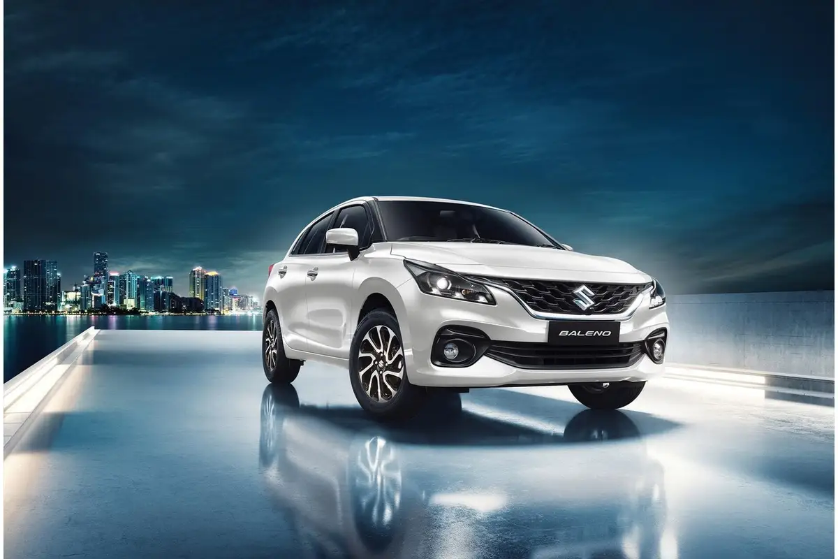 Suzuki Baleno (Сузуки Балено) из ОАЭ под заказ — белый хэтчбек, вид спереди в три четверти