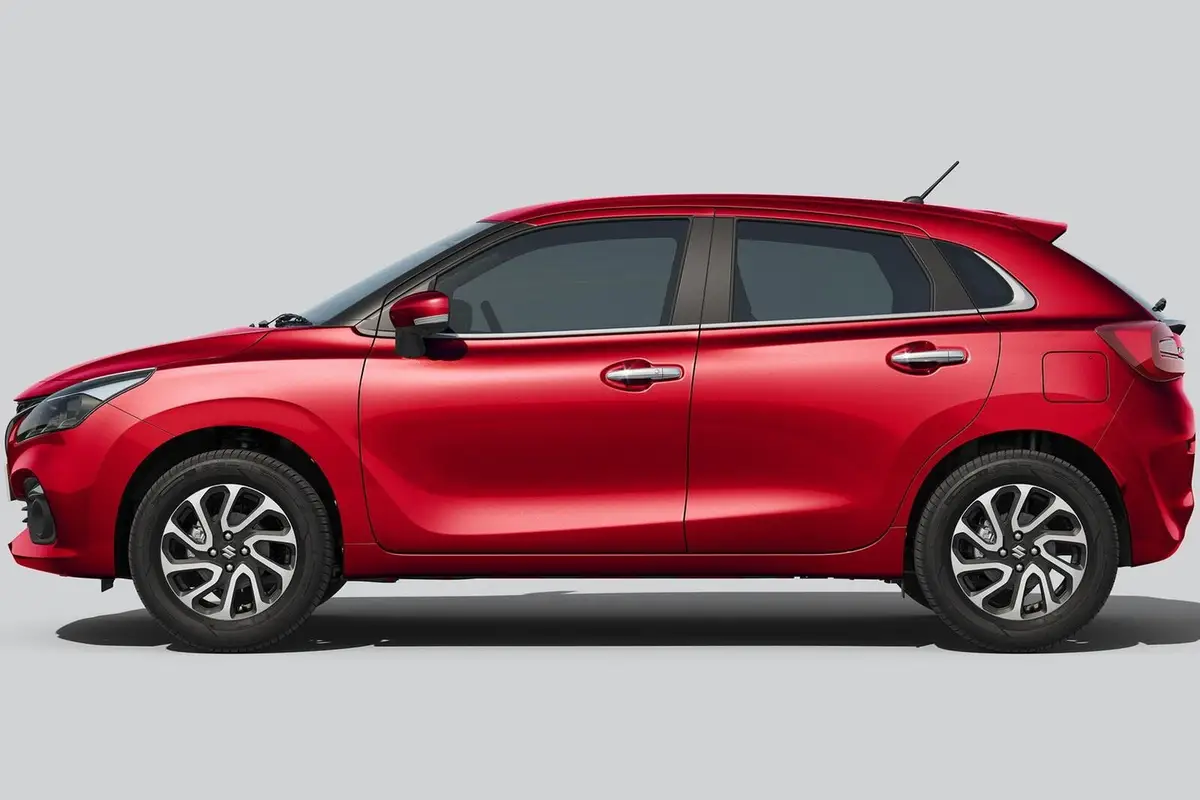 Suzuki Baleno (Сузуки Балено) из ОАЭ под заказ — красный хэтчбек, вид сбоку