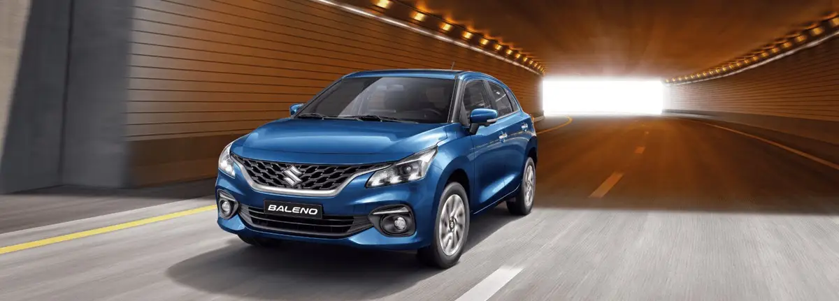 Suzuki Baleno (Сузуки Балено) из ОАЭ под заказ — синий хэтчбек в тоннеле, вид спереди