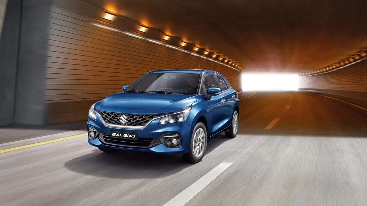 Suzuki Baleno (Сузуки Балено) из ОАЭ под заказ — синий хэтчбек в тоннеле