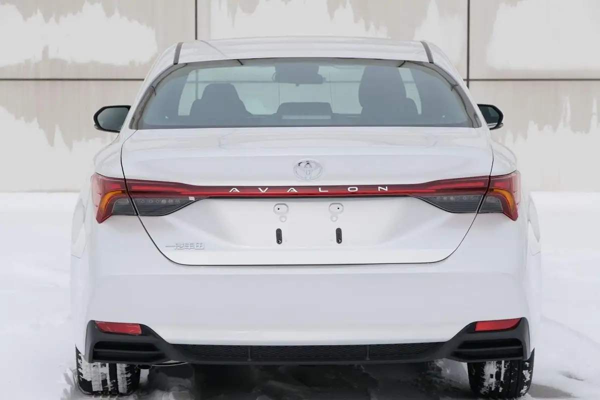 Toyota Avalon (Тойота Авалон) из Китая под заказ — белый седан, вид сзади