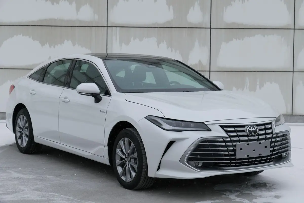 Toyota Avalon (Тойота Авалон) из Китая под заказ — белый седан, вид спереди в три четверти