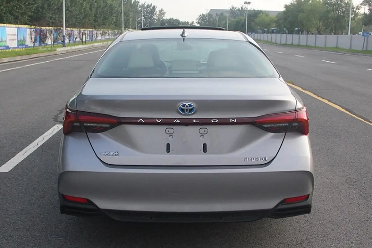 Toyota Avalon (Тойота Авалон) из Китая под заказ — серый седан на дороге, вид сзади