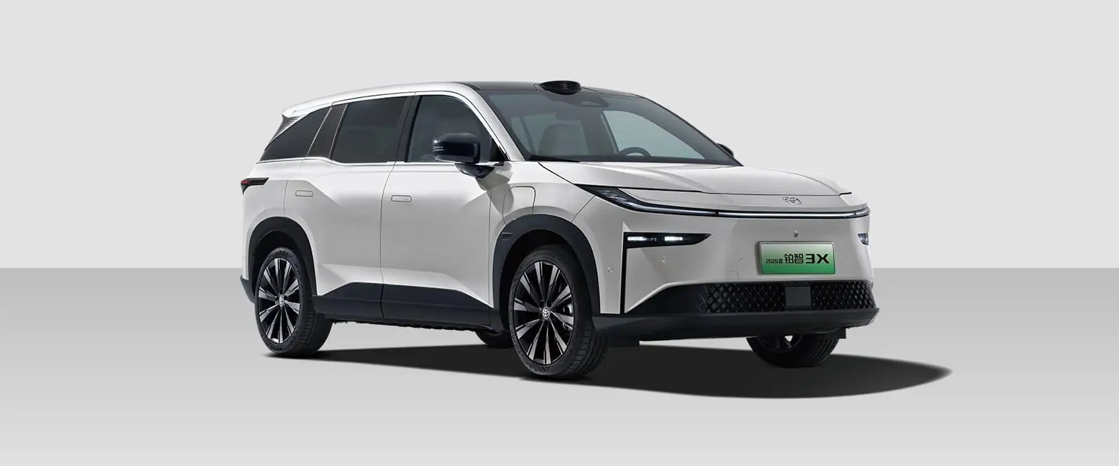 Toyota bZ3X белого цвета, вид спереди три четверти