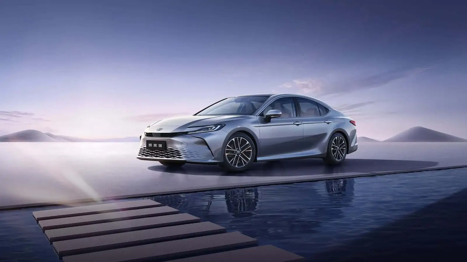 Toyota Camry XV80, вид спереди в три четверти