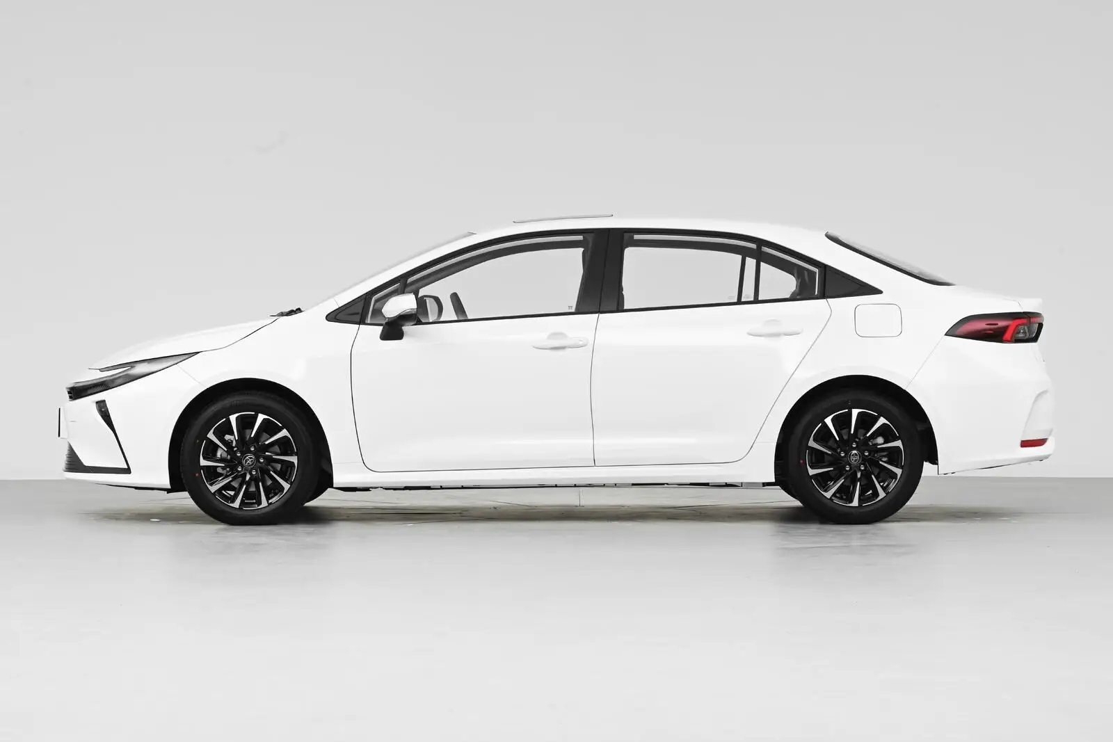 Toyota Corolla 2026, белый седан, вид сбоку