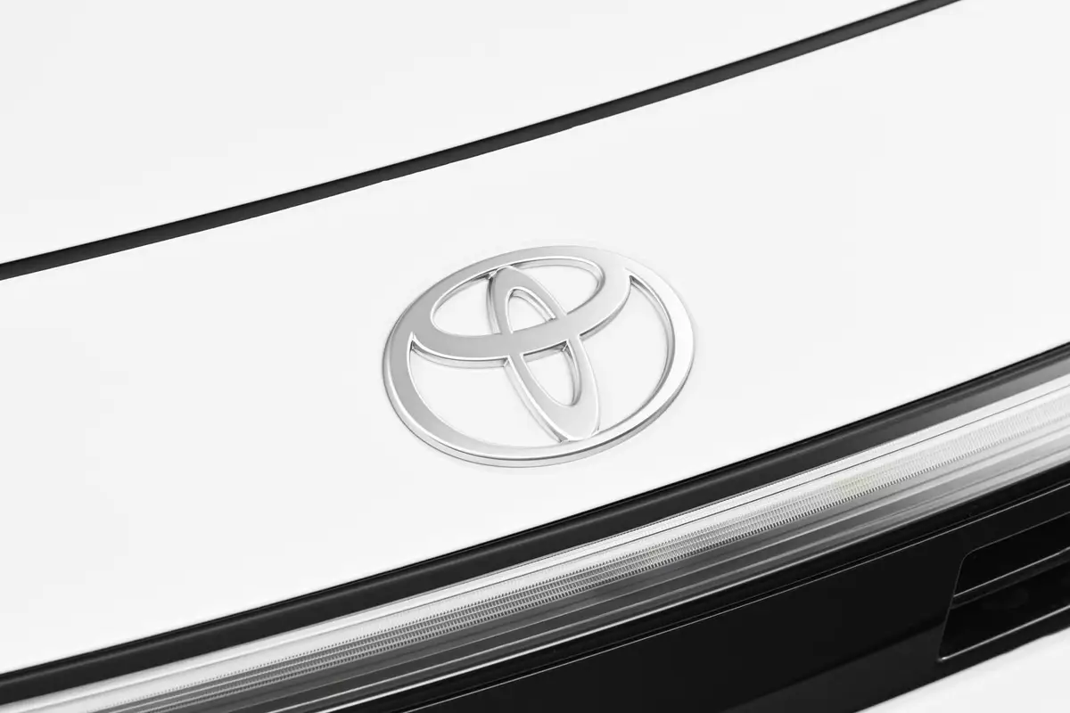 Toyota Corolla (Тойота Королла) из Китая под заказ — Эмблема Toyota на капоте Corolla 2026 крупным планом