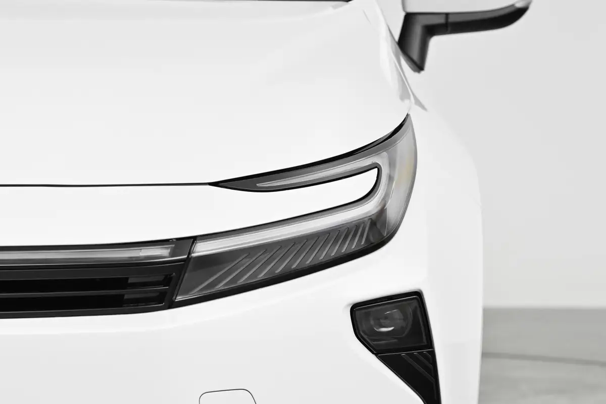 Toyota Corolla (Тойота Королла) из Китая под заказ — 2026, фара и ходовые огни крупным планом