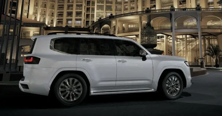 Toyota (Тойота) под заказ из ОАЭ — Land Cruiser 300, белый, вид сбоку