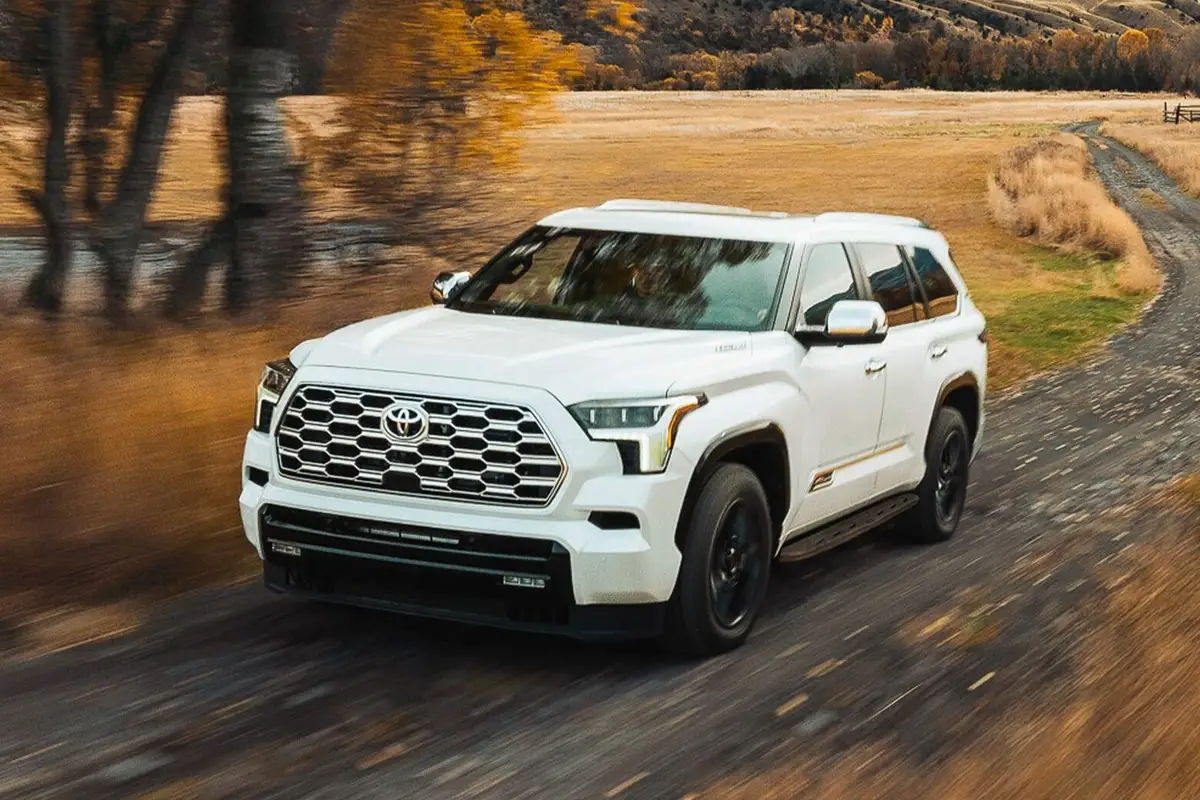 Toyota Sequoia из ОАЭ под заказ — вид спереди в три четверти