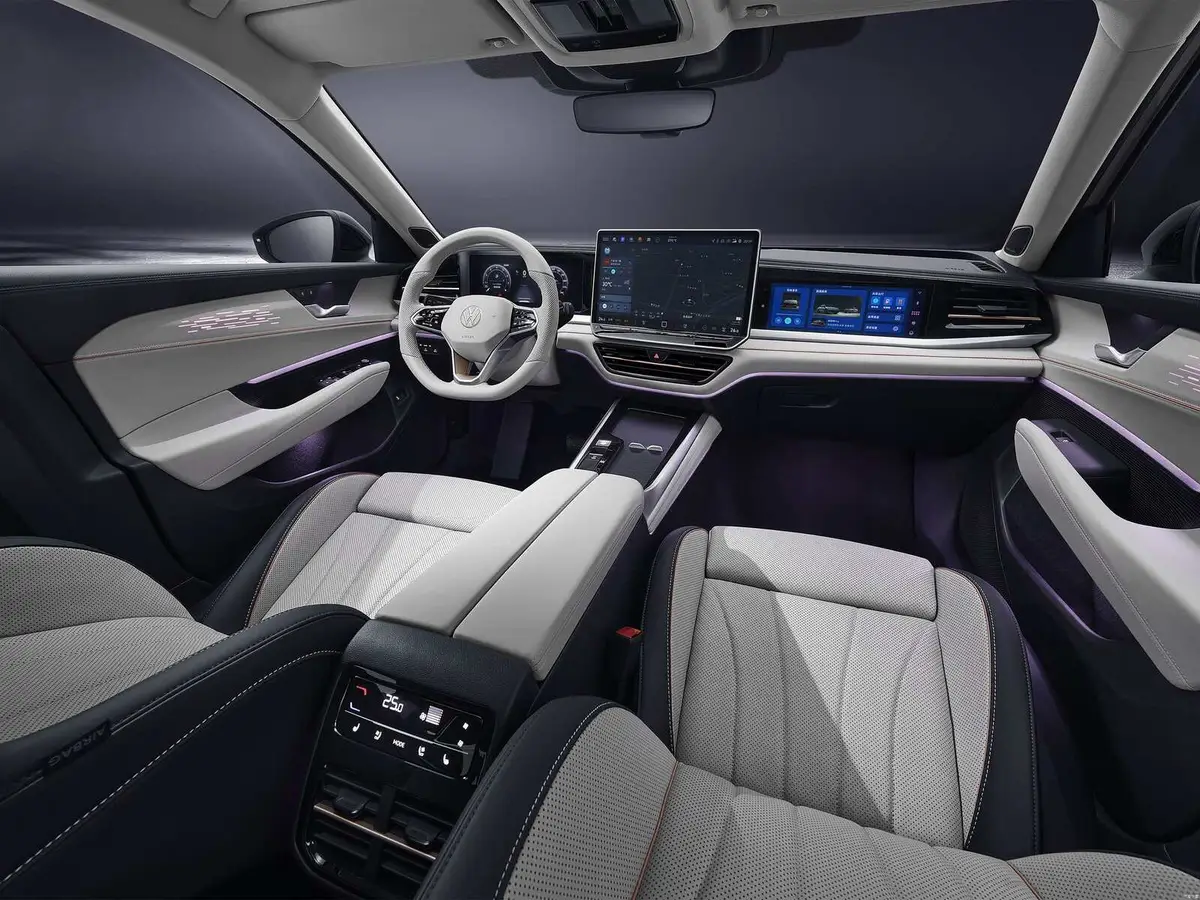 Volkswagen Passat (Фольксваген Пассат) из Китая под заказ — Салон и три экрана Volkswagen Passat Pro