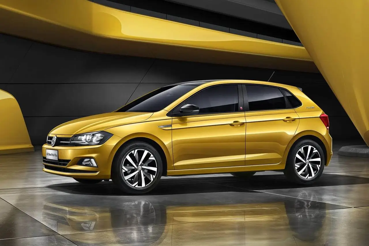 Volkswagen Polo Plus (Фольксваген Поло Плюс) из Китая под заказ — жёлтый хэтчбек, вид спереди в три четверти
